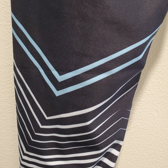 Black and White Abstract Pattern Active Leggings in size Medium - Picture 6 of 8